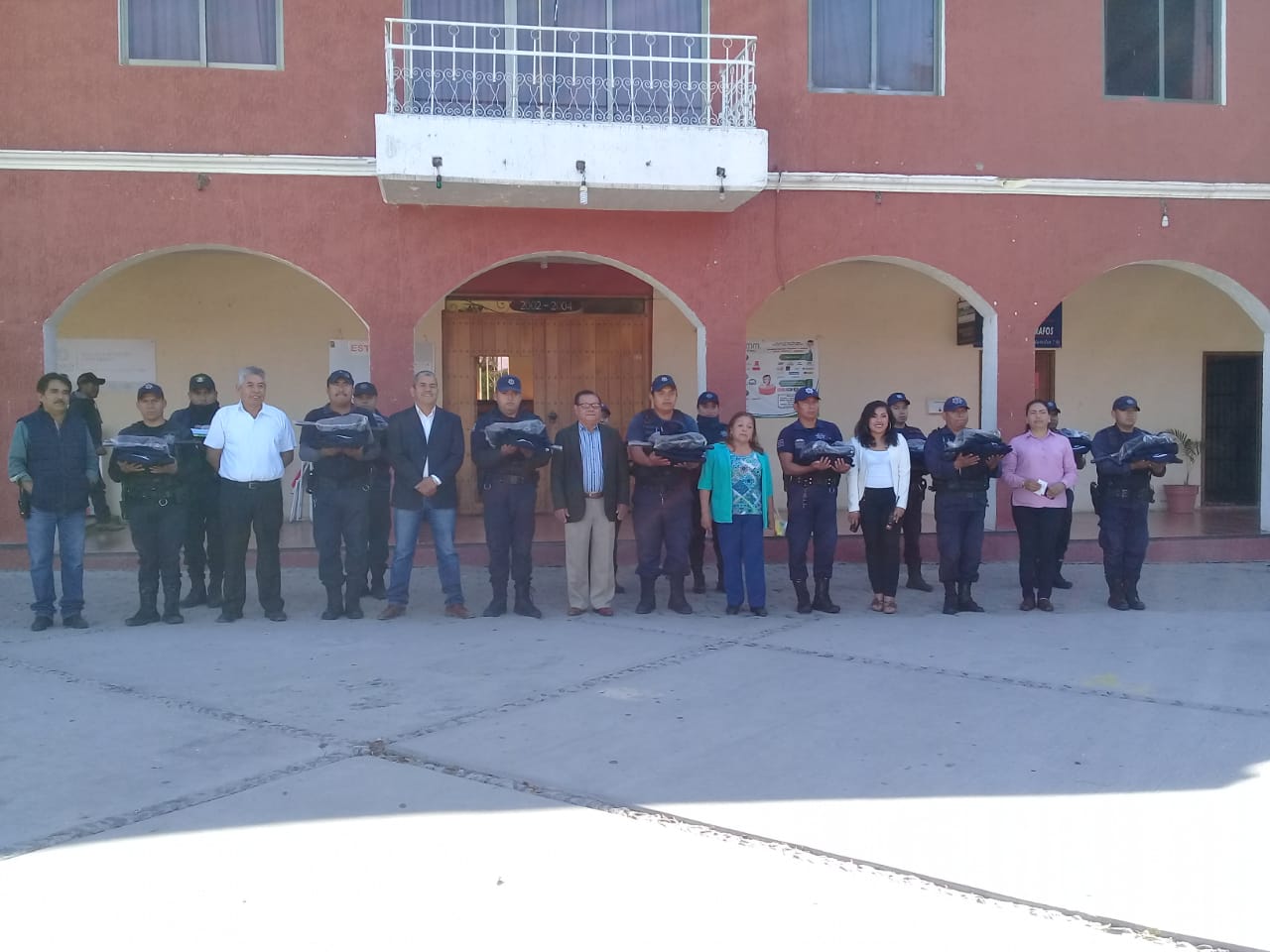 ENTREGAN UNIFORMES A LA POLICIA MUNICIPAL DE SANTIAGO HUAJOLOTITLAN